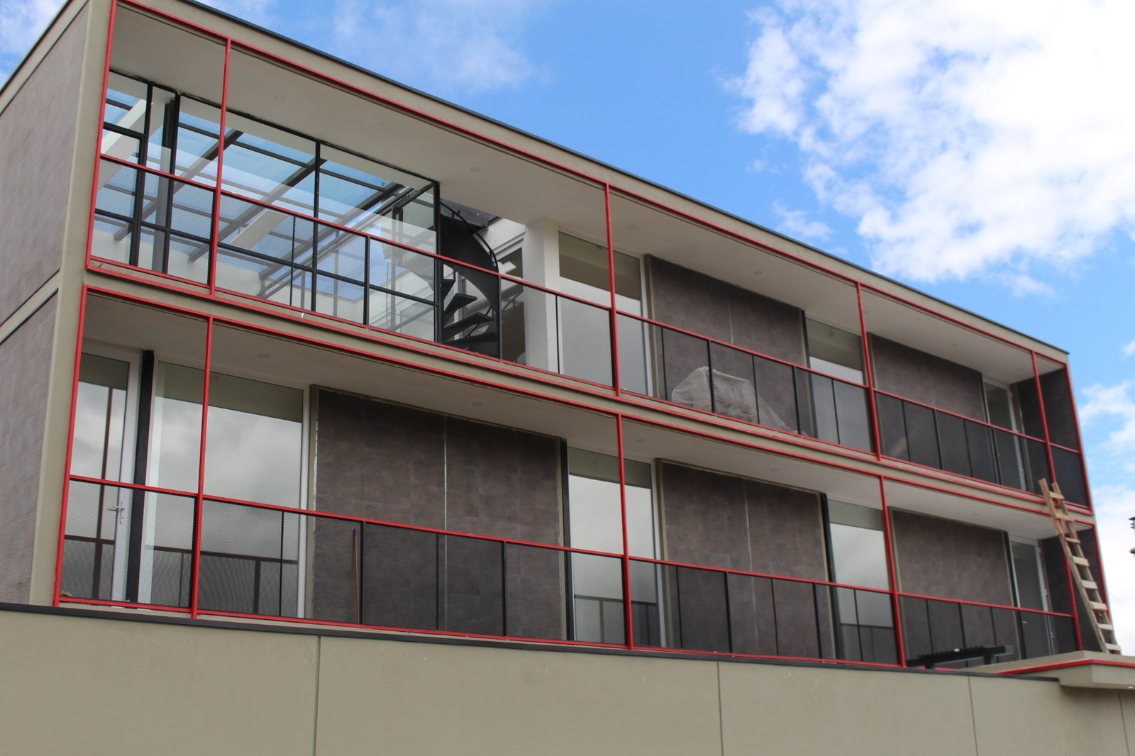 Edificio con balcones acristalados