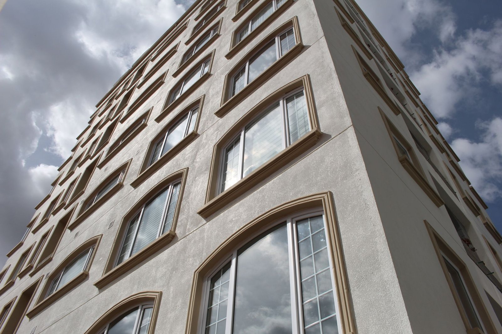 Fachada de edificio con ventanas ovaladas
