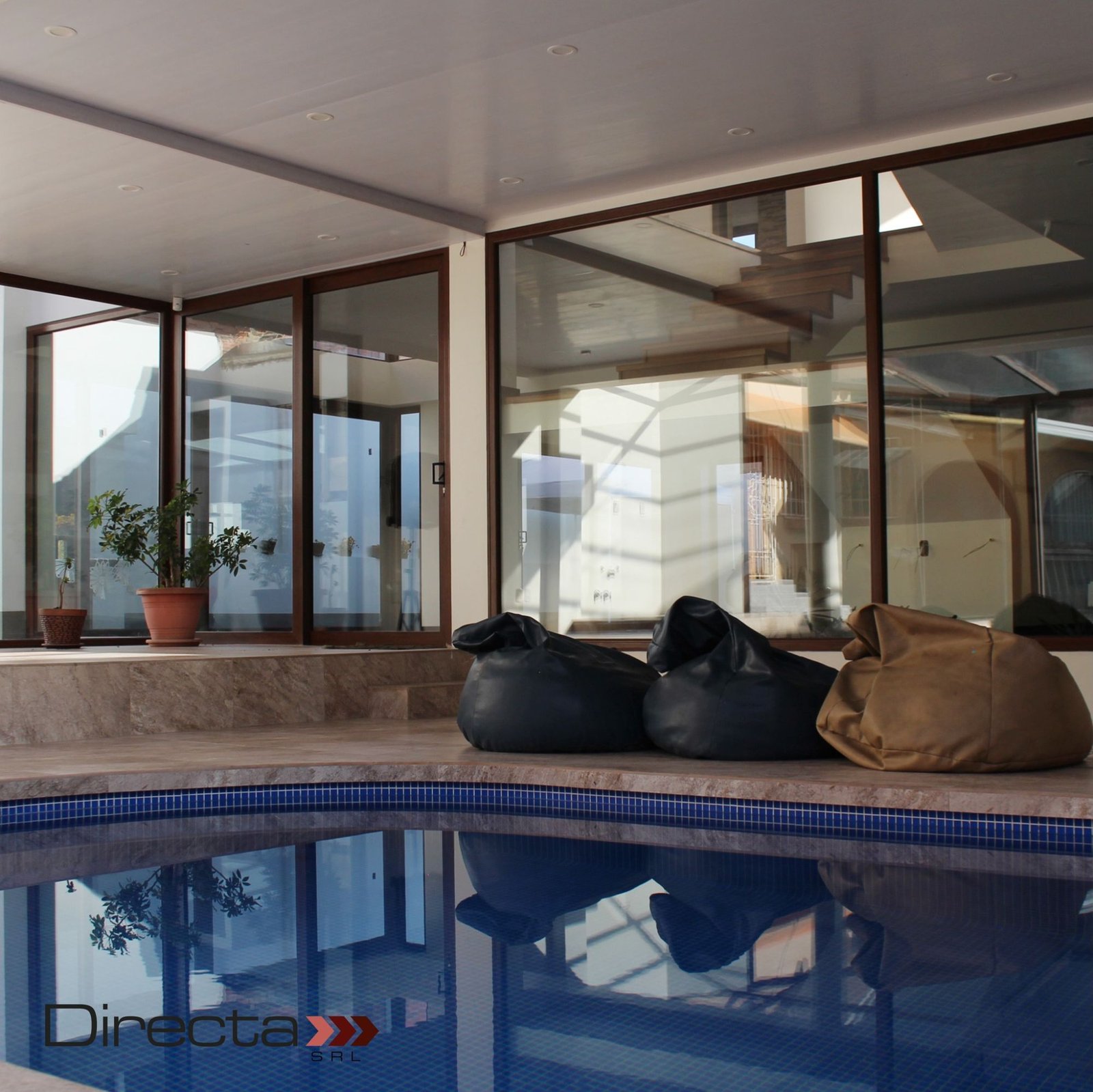 Cerramiento de vidrio junto a piscina