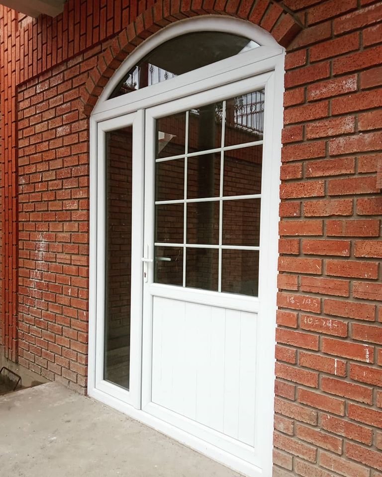 Puerta de PVC arqueada