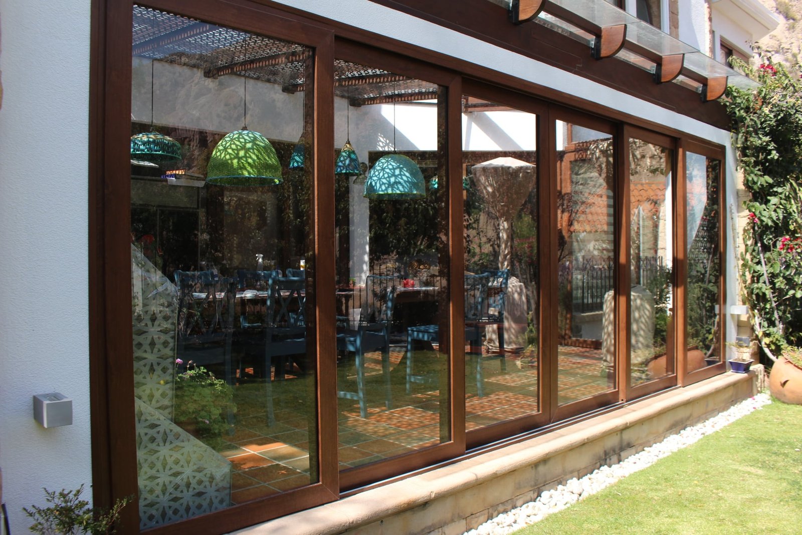 Puertas corredizas bajo pérgola