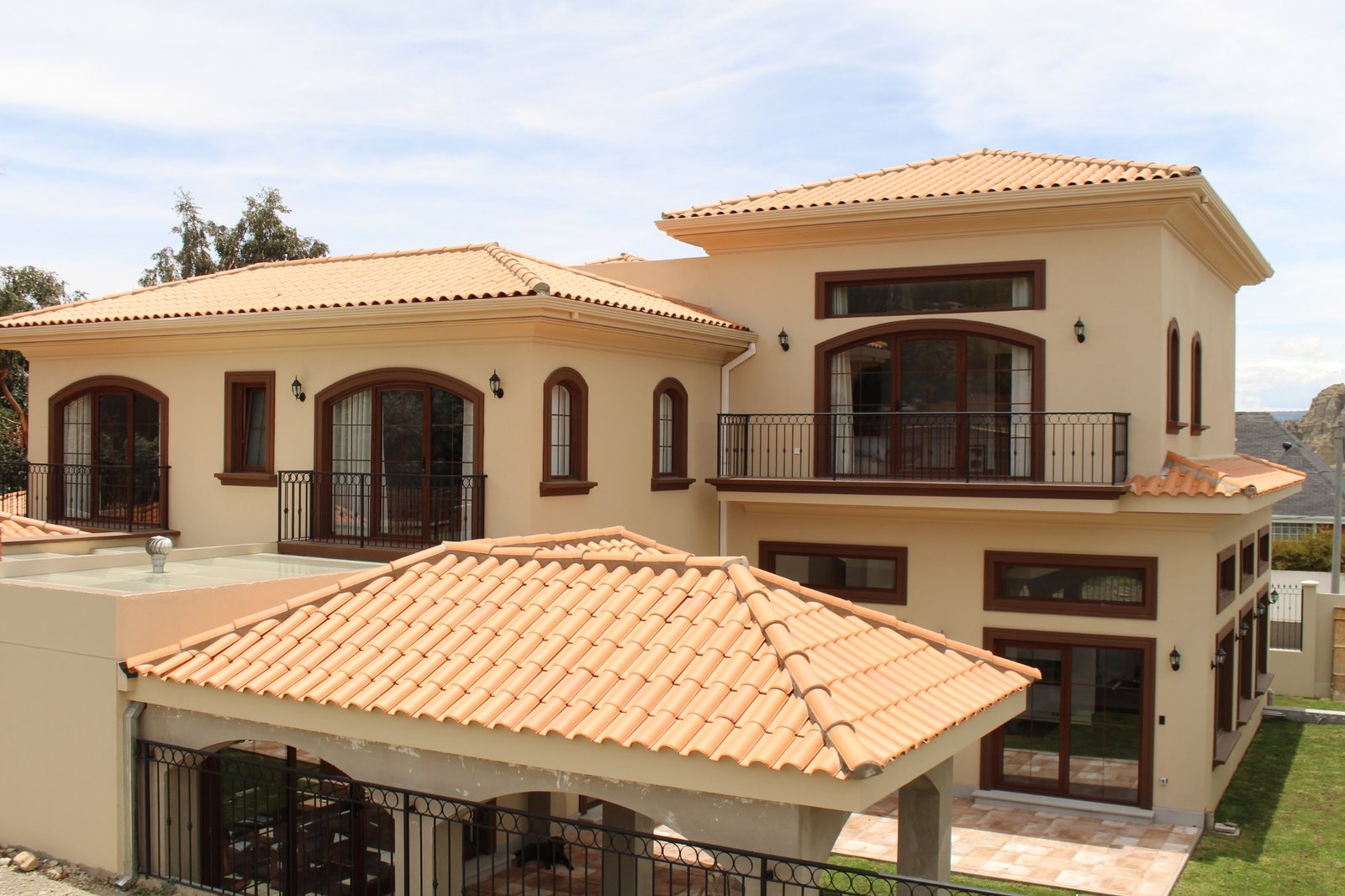 Residencia con balcones y techos a medida