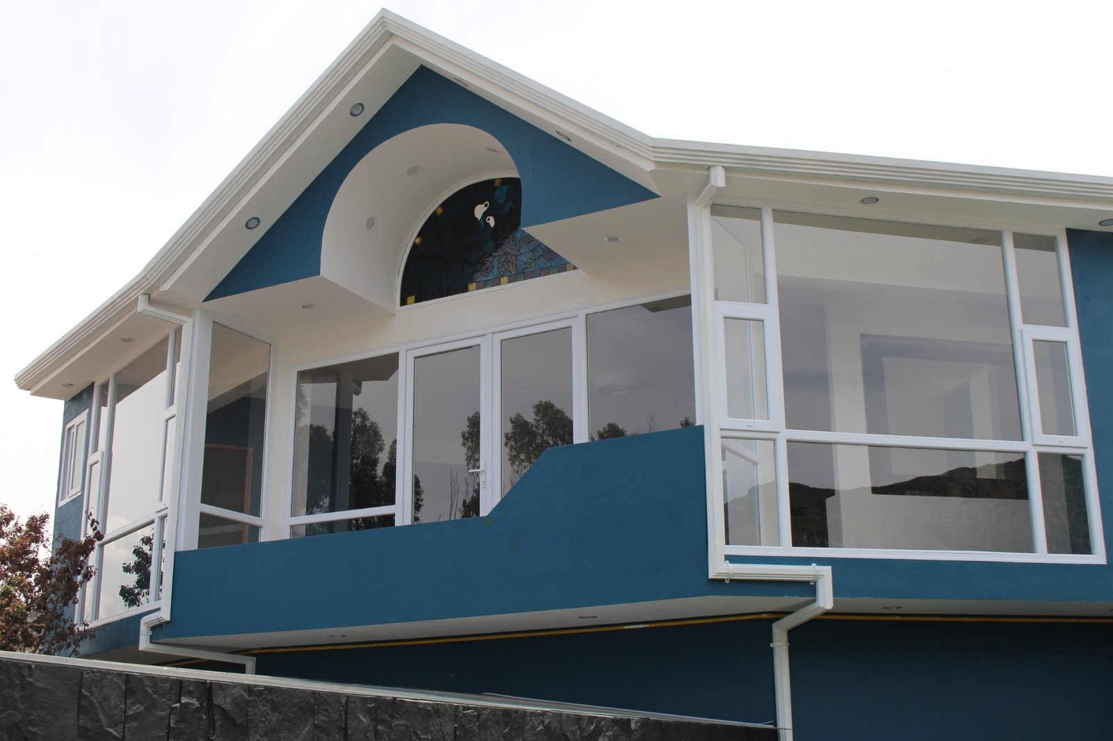 Ventana con vitral decorativo